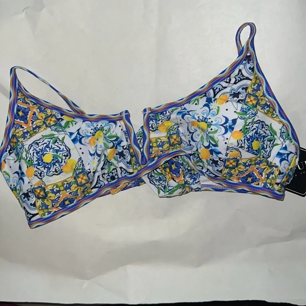 ZAFUL Ribbed V-Wire Bikini top.  Size M.  New with tag.
